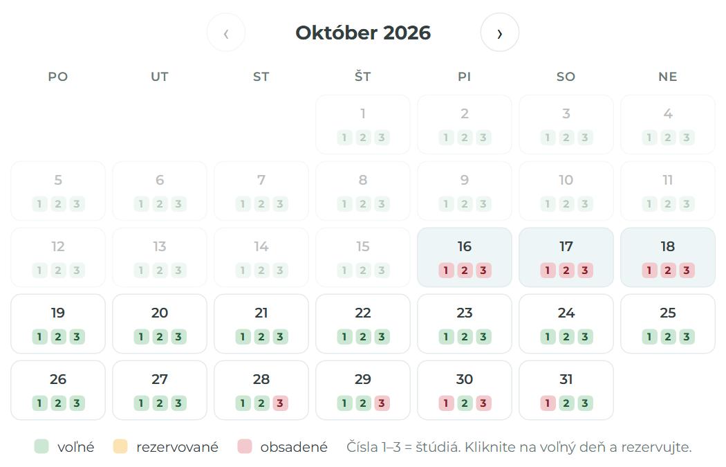 Kalendár dostupnosti troch štúdií: voľné, rezervované a obsadené dni